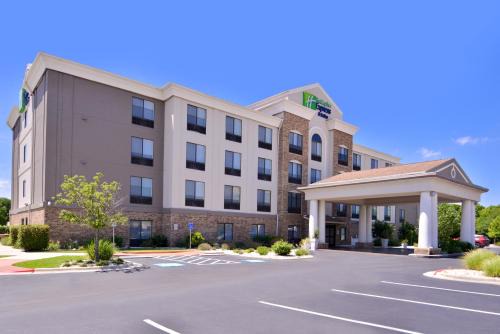 Selma Hotel | Holiday Inn Express & Suites Selma by IHG
