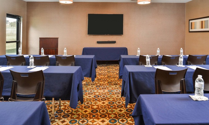 Topeka Hotel | Holiday Inn Express & Suites Topeka West I-70 Wanamaker by IHG