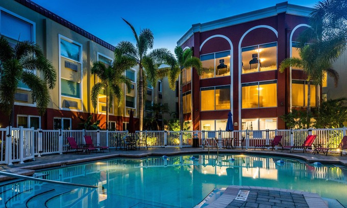 Bradenton Hotel | Holiday Inn Express & Suites Bradenton West by IHG