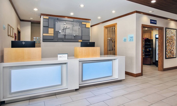 Buffalo Hotel | Holiday Inn Express & Suites Buffalo by IHG