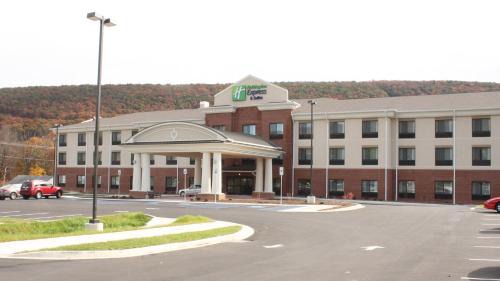 LaVale Hotel | Holiday Inn Express & Suites Cumberland - La Vale by IHG