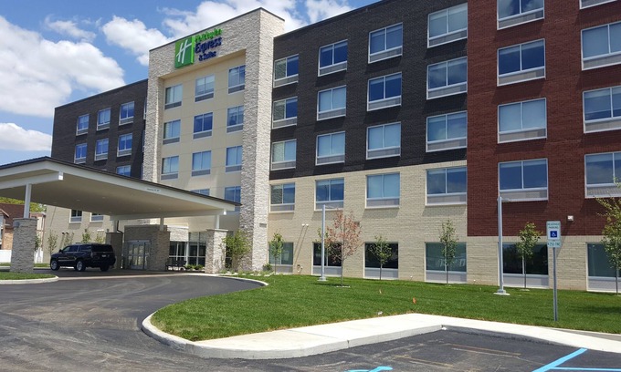 Toledo Hotel | Holiday Inn Express & Suites Toledo West by IHG