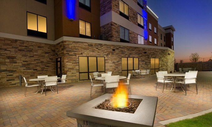 Waco Hotel | Holiday Inn Express & Suites Waco South by IHG