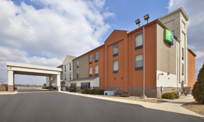 Tiffin Hotel | Holiday Inn Express Tiffin by IHG