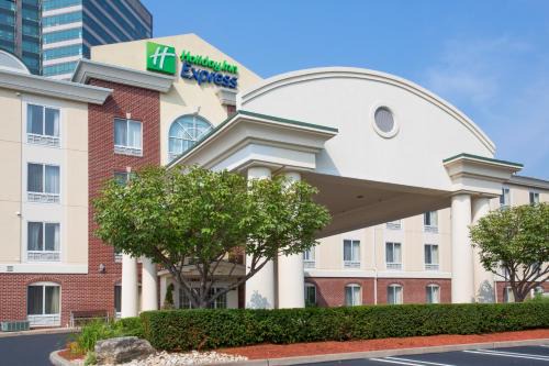 East Brunswick Hotel | Holiday Inn Express Tower Center New Brunswick by IHG