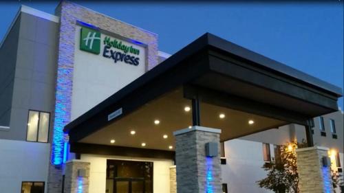 Central Oklahoma City Hotel | Holiday Inn Express & Suites - Oklahoma City Airport by IHG