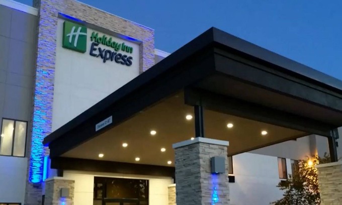 Central Oklahoma City Hotel | Holiday Inn Express & Suites Oklahoma City Airport by IHG