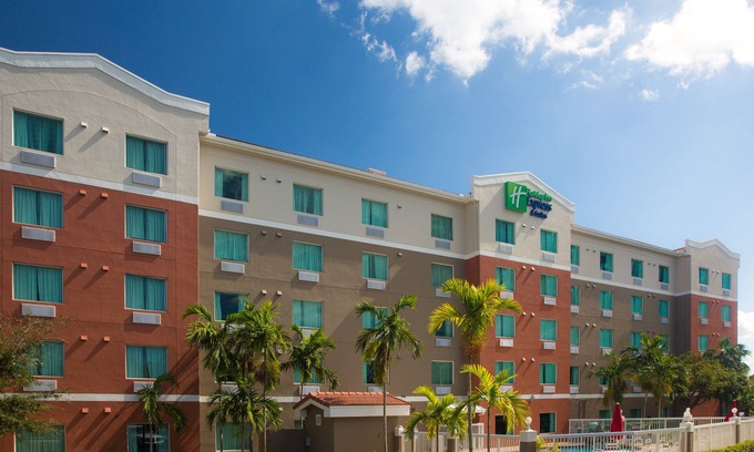 Pembroke Pines Hotel | Holiday Inn Express & Suites Pembroke Pines-Sheridan St by IHG