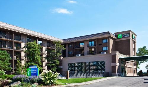 Rolling Meadows Hotel | Holiday Inn Express Schaumburg-Rolling Meadows by IHG