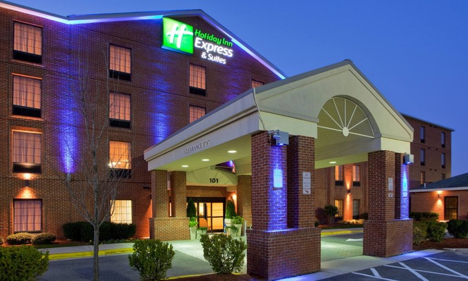 Lake Arbor Hotel | Holiday Inn Express I-95 Capitol Beltway-Largo by IHG
