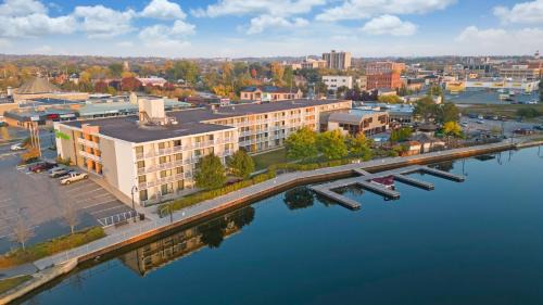 Peterborough Hotel | Holiday Inn Hotel Peterborough Waterfront by IHG