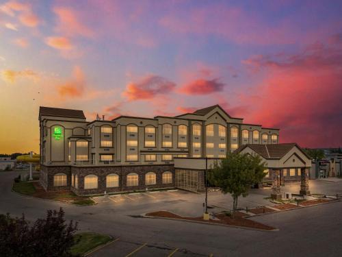 South Lethbridge Hotel | Holiday Inn Lethbridge by IHG