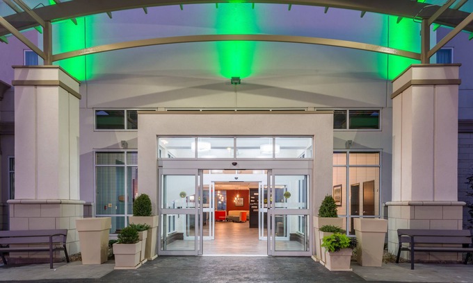 Salina Hotel | Holiday Inn Salina by IHG