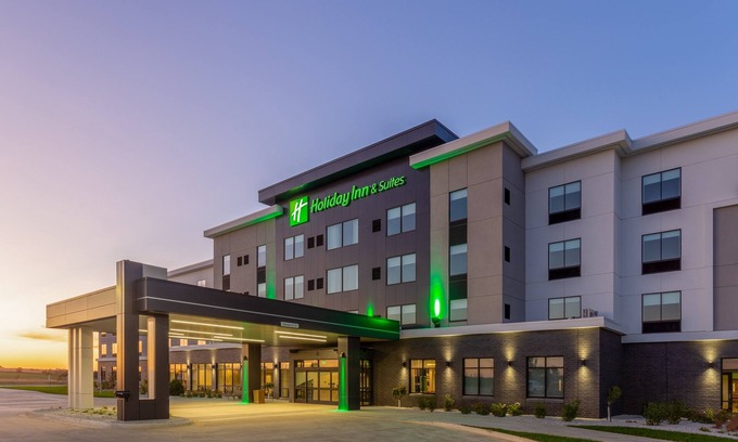Cedar Falls Hotel | Holiday Inn & Suites Cedar Falls - Waterloo Event Ctr by IHG