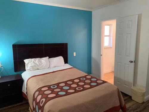 Whitehall Hotel | Holiday Motel