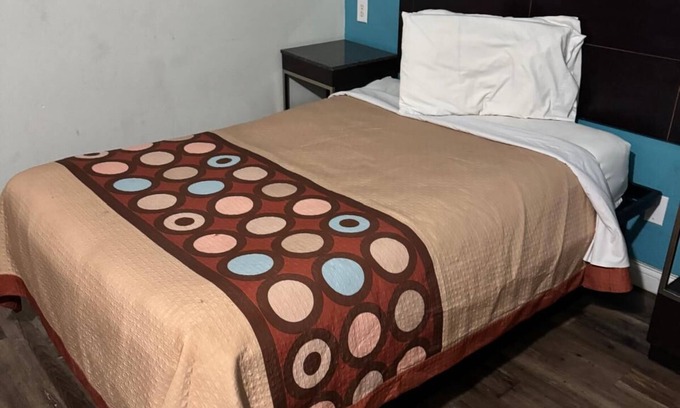 Whitehall Hotel | Holiday Motel