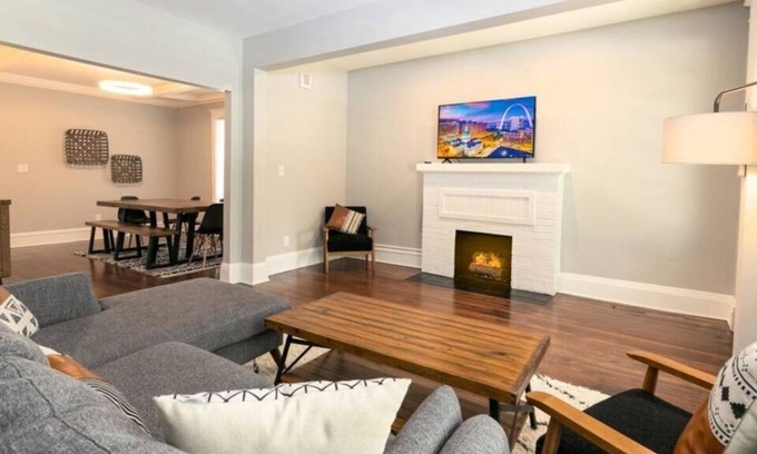 Shaw Condo | Holiday Special | Walk to MO Botanical Garden Glow