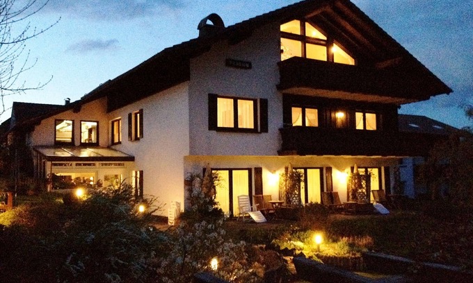 Zueschen Apartment | Holiday studio with two single beds and a sun terrace in the mountains