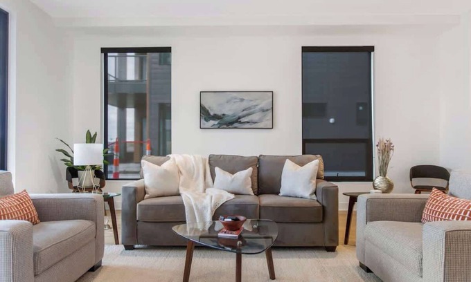 Holland Condo | Holland Luxe Stay | Near Hope College| Patio & Gym