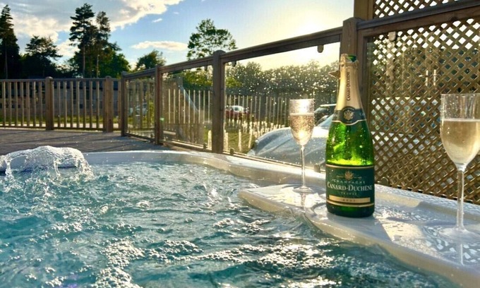 Ryther Apartment | Hollicarrs - Oak Tree Lodge - Lodge with Hot Tub