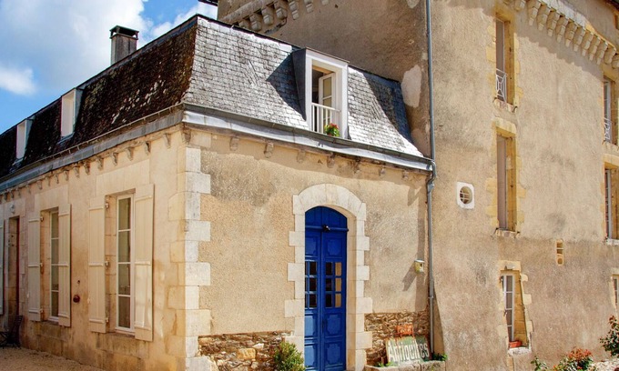 Chalais Apartment | Holliday home in a beautiful Chateau with Pool and restaurant.
