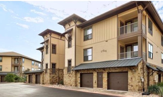 Leander Condo | Hollows Hilltop Lake Travis Condo is minutes to Northshore Marina and Lago Vista