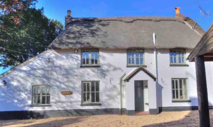 Lytchett Matravers Cottage | Holly Cottage Poole. Quaint Thatch. Jurassic Coast