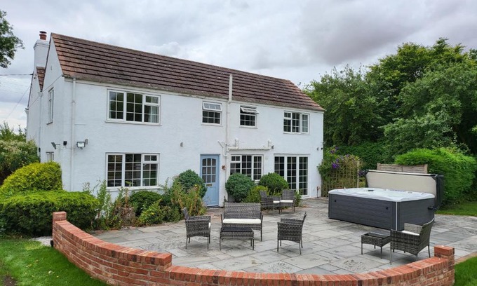Holton Le Clay House | Holly Cottage