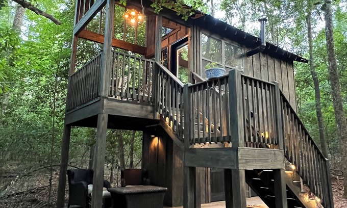 Anderson Cabin | Holly Trail Treehouse in Anderson with WIFI, AC, Smart TV and Full Bath