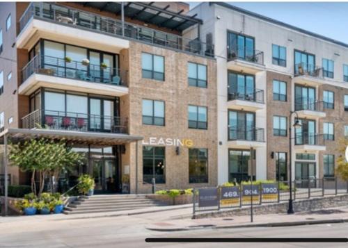 Downtown Dallas Apartment | Hollywood House of Luxe Downtown Farmers Market