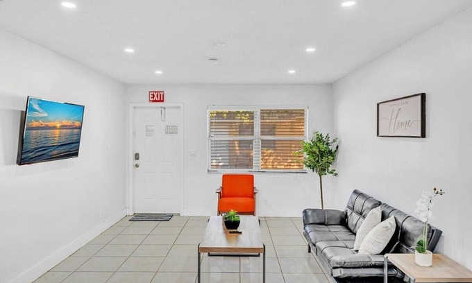 Royal Poinciana House | Hollywood Vacation in Perfect Beach Location HA01