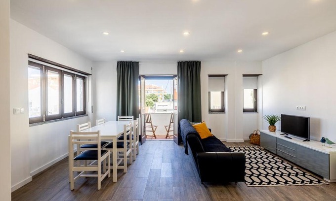 Praia de Santa Cruz Apartment | Holy Escape