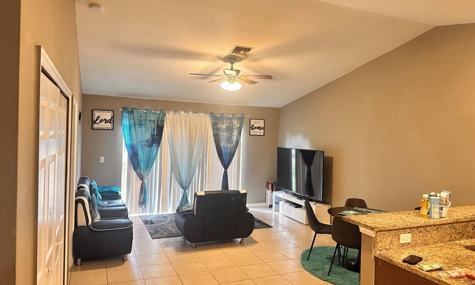 Westminister Apartment | Holy Resisdence, 3-bedroom apartment in awesome Lehigh Acres with WiFi, AC