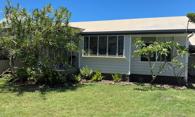 Suffolk Park House | Home 100 steps from the beach through the reserve, Suffolk Park. Pet friendly!