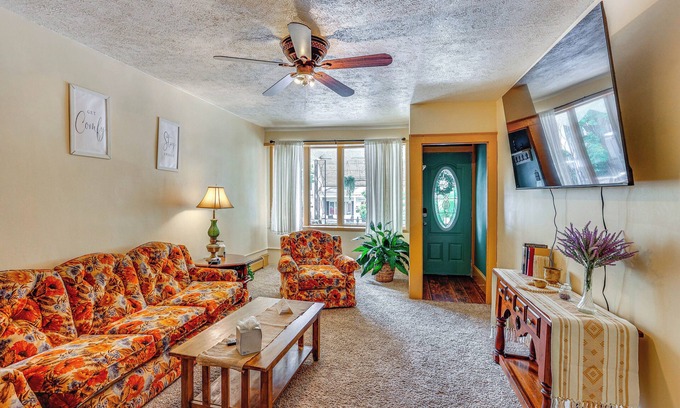 Mount Carmel House | Home 13 Mi to Knoebels Amusement Resort