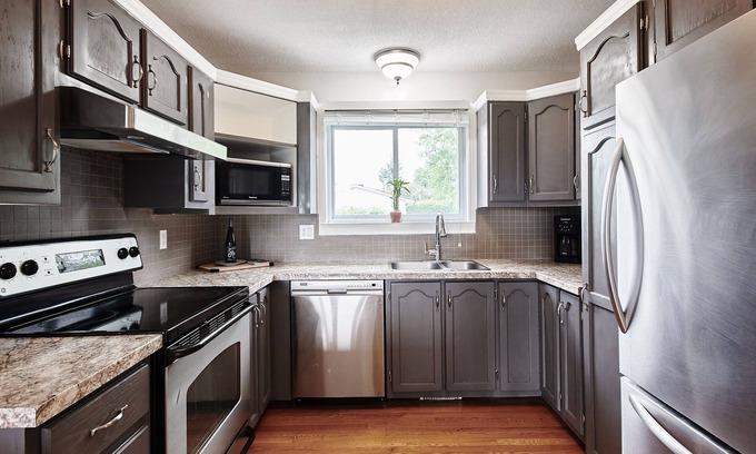 Rockland House | Home away from home (pet Friendly)
