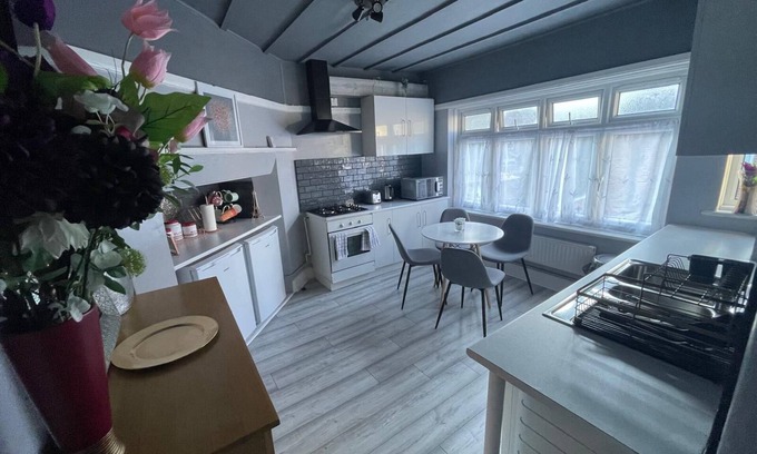 Fairfield Apartment | Home Away From Away. Charming 2-bedroom apartment in wonderful Croydon with WiFi