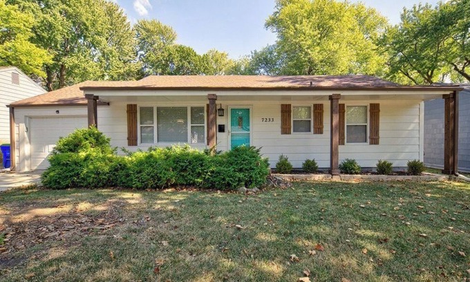 Overland Park House | ~Home away from Home~ FAST Wifi | BBQ Grill | Easy Self Check-in