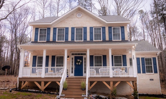 Macon House | HOME AWAY FROM HOME/2 -story modern farmhouse at Lake Gaston /HOT TUB AUG 1