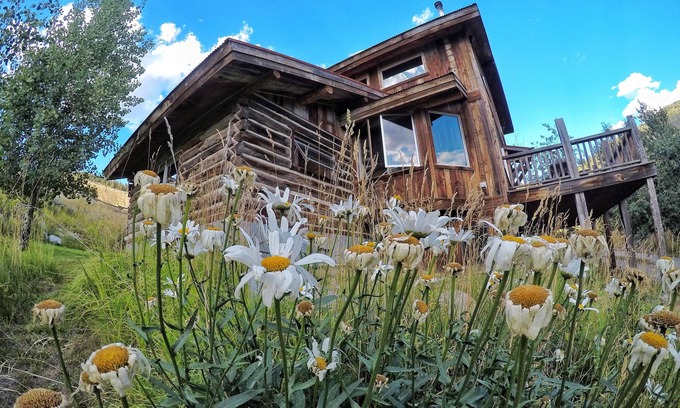 Jardine Cabin | Home Away from Home 5 miles to the north entrance of Yellowstone