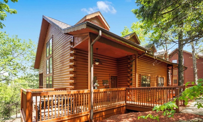 Branson Theater District Cabin | Home-Away-From-Home! Cozy Log Cabin with Fireplace & Balcony near Shows