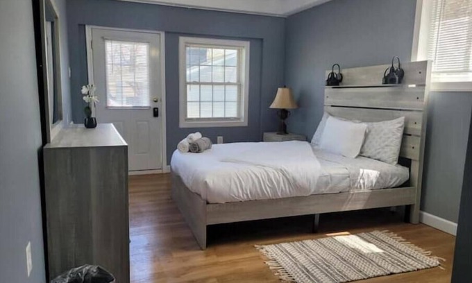 Hillandale Apartment | Home away home 3 bedroom, 3 queen bed - located 7 mile away from Washington DCn