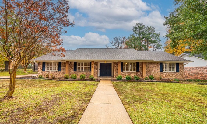 Paris House | Home + garage 4 BEDROOMS, 2.5 BATH, 2 king, 1 queen, 1 full