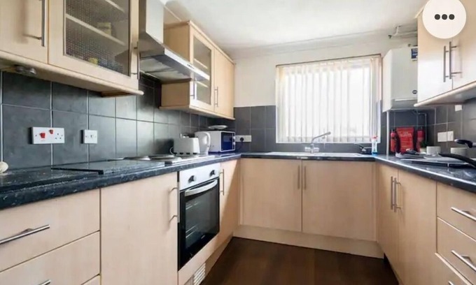 Chatham House | Home in Medway 3bedroom free sports free parking