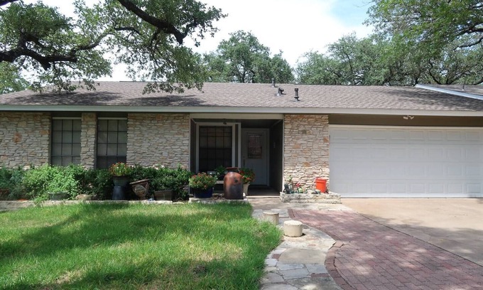Buckingham Estates House | home in South Austin 1600 sq feet space 4 bedroom
