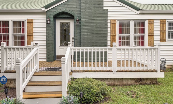 Temple House | Home in Temple w/ Screened Porch + Gas Fireplace!