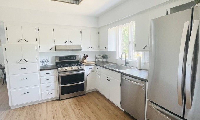 McHenry House | Home movie theater, channel front,Fox River&Chain O'Lakes access- by Downtown!