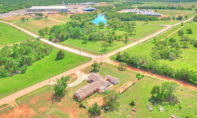 Guthrie House | Home on Acre / PET OK / RV OK / GROUPS WELCOME