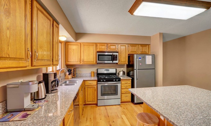 Woodbury House | Home on the lake,, 10 min to downtown Saint Paul, 3 miles of paved trail access