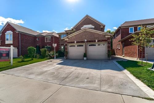 East Credit Apartment | Home Stay near the Airport